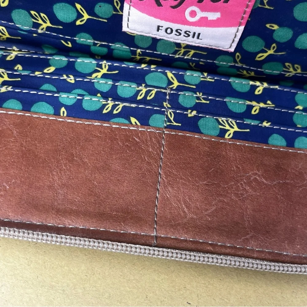 Fossil Key-per Zip Around Continental wallet